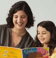 Aline e a filha, Helena, com o livro “Sonhos de Dia” @Divulgacão  Foto: Agência Mural
