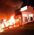 Vídeos mostram veículos incendiados na cidade de Guarapari, no Paraná  Foto: Reprodução/ Twitter / Estadão