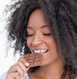 Além de saudável, comer chocolate pode trazer sensação de bem-estar  Foto: WavebreakmediaMicro / Adobe Stock
