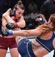 Golpes bem articulados são as marcas da atleta do MMA  Foto: Arquivo pessoal de Julia Polastri 