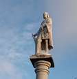 Imagem enquadra a estátua de Cristóvão Colombo sobre uma pilastra  Foto:  Felipe Azevedo e Souza / Alma Preta
