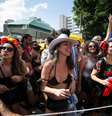 Foliões se divertem com o desfile do bloco Saia de Chita, no bairro da Pompeia, na zona oeste de São Paulo  Foto: Felipe Rau / Estadão