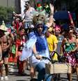 22.abr.2022 - Foliões se divertem com o bloco de carnaval 'A Banda', em homenagem ao cantor e compositor Chico Buarque, no centro do Rio  Foto: Wilton Junior  / Estadão