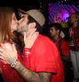 Pedro Scooby trocou beijos com a mulher em camarote no Rio  Foto: AgNews