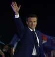 O presidente francês Emmanuel Macron acena ao chegar para fazer um discurso após ser reeleito como presidente  Foto: Christian Hartmann / Reuters