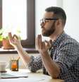 Rotina corrida? É possível realizar meditações rápidas  Foto: Fizkes / Adobe Stock