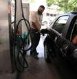 Frentista abastece carro em posto de gasolina do Rio de Janeiro  Foto: Reuters