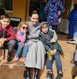 Angelina Jolie, que é enviada especial do Alto-Comissariado das Nações Unidas para os Refugiados, conversou com adultos e crianças em Lviv  Foto: Reuters
