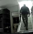 Câmera instalada por moradora mostra a chegada dos policiais   Foto: TV Globo