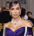 Anitta optou por um decote ombro a ombro em um look com pérolas  Foto: EPA / BBC News Brasil