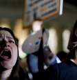 O vazamento provocou protestos contra e a favor do direito ao aborto do lado de fora da Suprema Corte na noite de segunda-feira  Foto: Reuters / BBC News Brasil