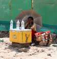 Garota vende água debaixo de guarda-sol em meio ao forte calor em Nova Délhi 27/04/2022  Foto: REUTERS/Anushree Fadnavis