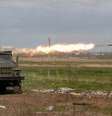 Tropas pró-Rússia disparam foguete durante conflito entre Ucrânia e Rússia perto da usina siderúrgica de Azovstal, na cidade ucraniana de Mariupol 02/05/2022  Foto: REUTERS/Alexander Ermochenko