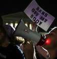 Ativistas pró-aborto em frente à Suprema Corte dos EUA após vazamento que indica possível mudança nas leis  Foto: Getty Images / BBC News Brasil