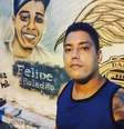 Luizinho da Bacia em frente de grafite do MC Felipe Boladão  Foto: Reprodução