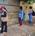 Agentes fazem visita às casas para vistoriar criadouros do mosquito Aedes aegypti, em Araraquara  Foto: Prefeitura de Araraquara / Divulgação / Estadão
