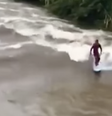 Homem surfa em rio de Praia Grande, em Santa Catarina, após ciclone atingir estado/  Foto: Reprodução / Redes Sociais