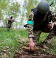 Soldado ucraniano faz treinamento com minas terrestres em Zhytomyr  Foto: Viacheslav Ratynskyi / Reuters