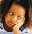 Imagem: Reprodução/Internet  Foto: Imagem mostra uma menina negra com a mão apoiada no rosto, com expressão triste. / Alma Preta