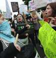 Ativistas antiaborto e feministas protestam em Washington neste 4 de maio  Foto: Getty Images / BBC News Brasil