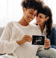A decisão de quem vai gestar o bebê é particular, mas as tentativas costumam ser duplas  Foto: iStock