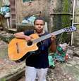 O violão, com apenas duas cordas, é usado para ajudar a compor as músicas  Foto: Isabela Alves/Agência Mural