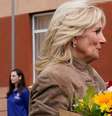 Jill Biden entrega buquê de flores para Olena Zelenska em Uzhhorod  Foto: DW / Deutsche Welle