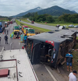 Acidente de ônibus deixou seis mortos, entre eles o cantor sertanejo Aleksandro  Foto: Redes sociais 