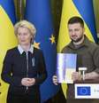 Os presidentes da Comissão Europeia, Ursula von der Leyen, e da Ucrânia, Volodymyr Zelensky, durante encontro em Kiev, em 8 de abril  Foto: ANSA / Ansa - Brasil