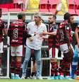 Paulo Sousa conversa com Gabigol e Everton Ribeiro   Foto: Wilton Junior / Estadão