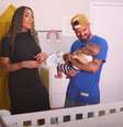 Pepita e seu marido, Kayque, mostram o quarto do filho  Foto: YouTube/Grão de Gente