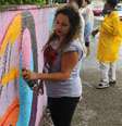 Fany grafitando uma escola na zona leste  Foto: Agência Mural