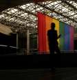 Bandeira LGBT na estação da Praça da Sé do metrô de São Paulo  Foto:  Carla Carniel/Reuters