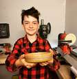 Gabriel Clark, de 12 anos, decidiu usar seu talento para ajudar os outros  Foto: Reprodução/ Instagram: @clarkie_woodwork