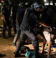 Policiais cercam praça Princesa Isabel, (nova Cracolândia), centro de São Paulo, em operação policial na madrugada desta quarta-feira (11) - 11/05/2022  Foto: ISAAC FONTANA/FRAMEPHOTO/ESTADÃO CONTEÚDO
