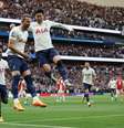 Tottenham vence Arsenal e segue vivo por vaga na Liga dos Campeões  Foto: Paul Childs / Reuters