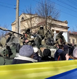 Ativistas pró-Ucrânia em frente a soldados russos durante uma manifestação em Kherson  Foto: BBC News Brasil