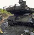 Soldado ucraniano observa tanque russo destruído na região de Kharkiv  Foto: DW / Deutsche Welle