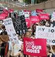 Em Nova York, manifestantes pelo direito ao aborto saíram do Brooklin rumo a Manhattan   Foto: DW / Deutsche Welle
