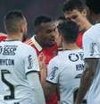 Edenilson, do Internacional, discute suposto caso de rascismo com Rafael Ramos, do Corinthians  Foto: Max Peixoto/Dia Esportivo / Estadão