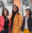 A fundadora da Vittude, Tatiana Pimenta (centro), ao lado de duas diretoras que ela promoveu na emrpesa, Maíra Gracini (esq.) e Izabela Yumi  Foto: Felipe Rau/Estadão