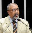 A imagem mostra o Senador Paulo Paim na tribuna do plenário do Senado Federal  Foto: Pedro França/Agência Senado / Alma Preta