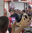Bolsonaro é hostilizado durante visita a feira popular no Distrito Federal.  Foto: reprodução / twitter