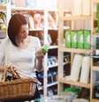 Pessoas observam rótulo em um pote – Foto: Shutterstock  Foto: Guia da Cozinha
