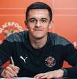Jake Daniels, de 17 anos, é o primeiro jogador do futebol inglês a assumir a homossexualidade desde a década de 1990  Foto: Divulgação/Blackpool FC / Estadão