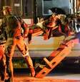 Soldado ferido chega a Novoazovsk, cidade dominada por rebeldes apoiados pela Rússia  Foto: Reuters / BBC News Brasil