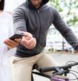 Homem de bicicleta roubando celular  Foto: AndreyPopov/Getty Images / BBC News Brasil