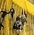 Torcedor do Boca Juniors imita macaco em direção à torcida corintiana  Foto: Reprodução/ Twitter / Estadão