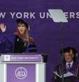 Taylor Swift durante discurso em cerimônia de formatura da Universidade de Nova York, nesta quarta-feira, 18, no Yankee Stadium. A cantora recebeu o título de Doutora Honorária da instituição  Foto: Reuters