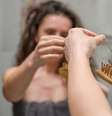 Além dos sintomas mais comuns da covid, como tosse ou dor de garganta, existem outros que algumas pessoas experimentam durante o curso da doença ou depois de recuperar-se dela  Foto: Getty Images / BBC News Brasil